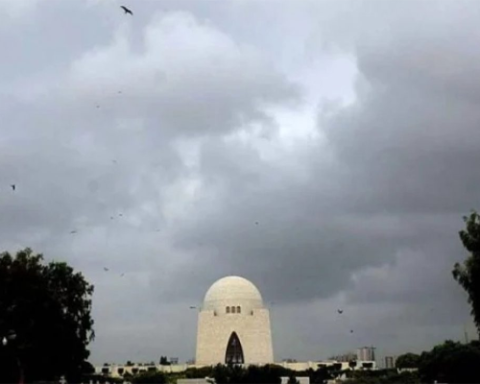 Karachi braces for strong intermittent winds, warns PMD