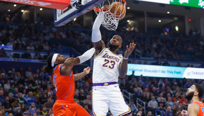 LeBron James explodes for 40 points, Lakers win