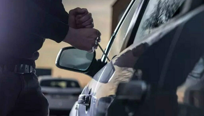 Police bust car theft gang in Karachi