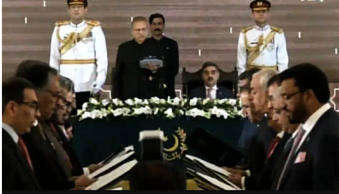 President Alvi takes oath to caretaker PM Kakar’s cabinet