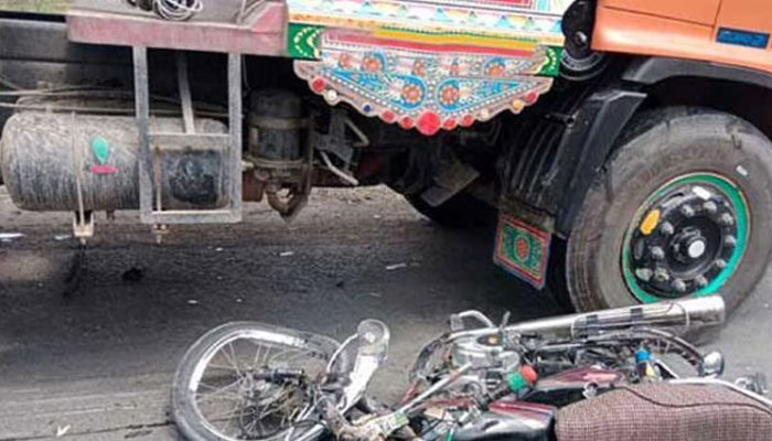 Water tanker runs over motorcyclist on Karachi’s University Road