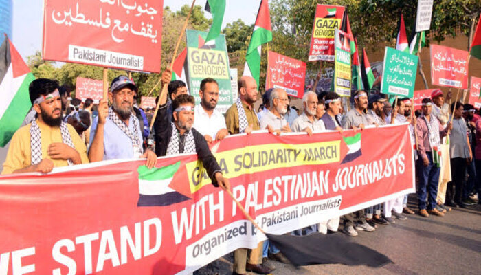 Protesters in Karachi march against killing of journalists in Gaza