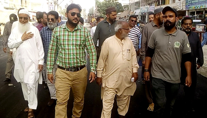 Chairman Liaquatabad town inspects road construction and welcoming camps