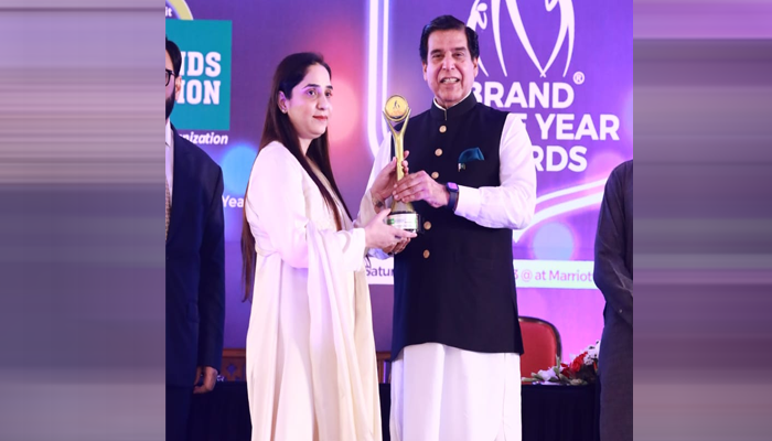 Raja Pervez Ashraf honors Rabia Butt with brand of the year award-2022