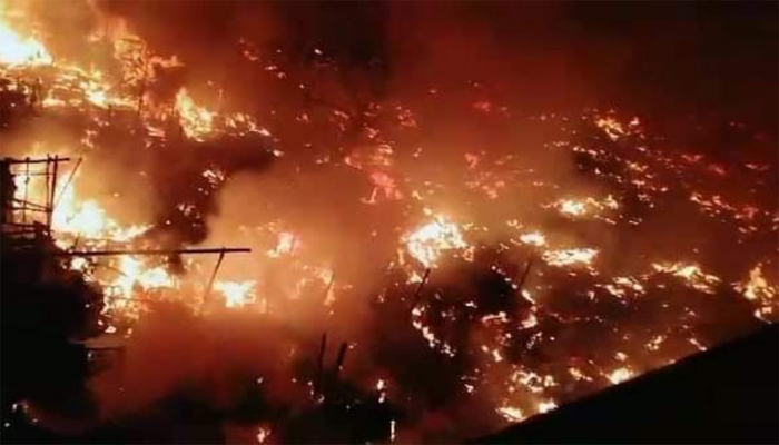 Fire erupts at Karachi's Teen Hatti bridge slum area