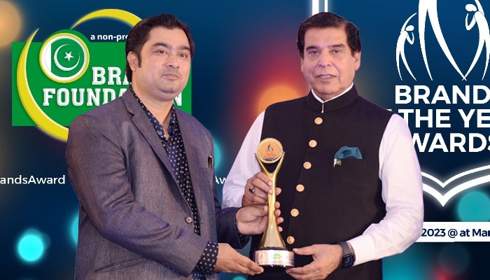 Raja Pervaiz Ashraf presenting top sales achievement award